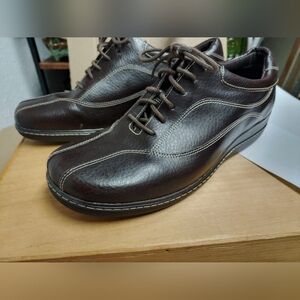 Rockport Leather Upper Lace Up Brown Women’s Size 8. Excellent Condition.